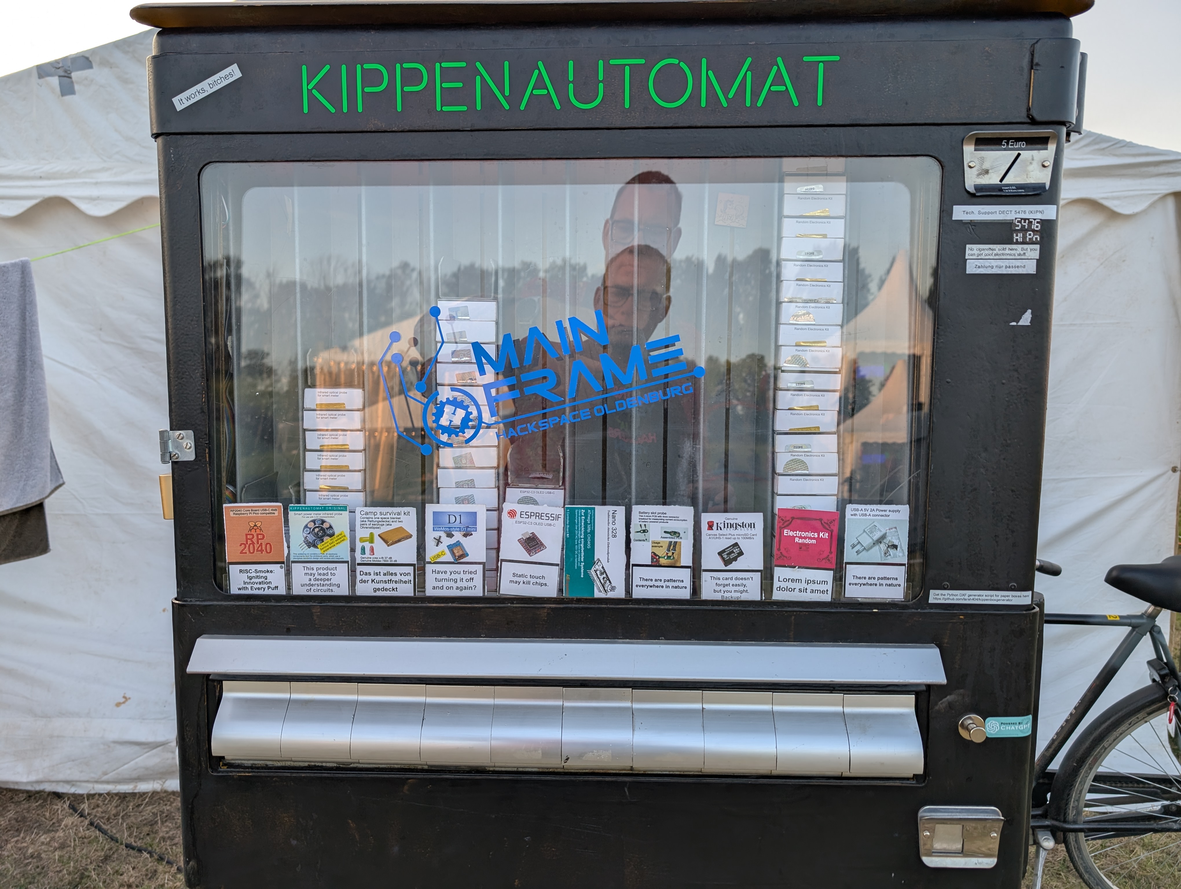 a vending machine with the lettering KIPPENAUTOMAT. the contents are things like RP2040, Espressif ESP32C, Kingston SD cards, and similar products